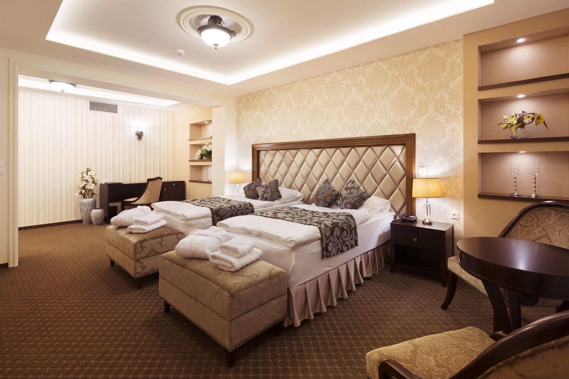 Hotel Dvorana Karlovy Vary Luaran gambar
